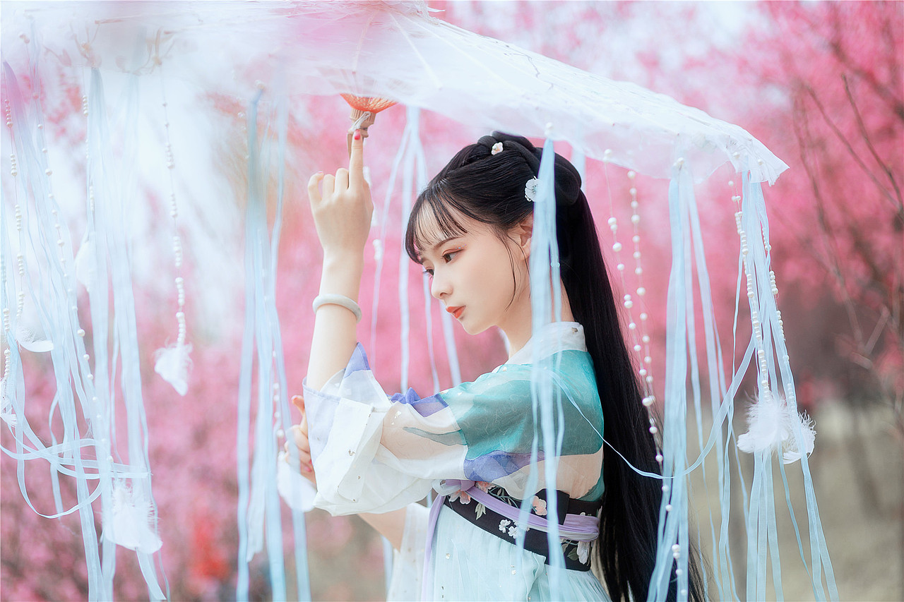 红入桃花媚小春