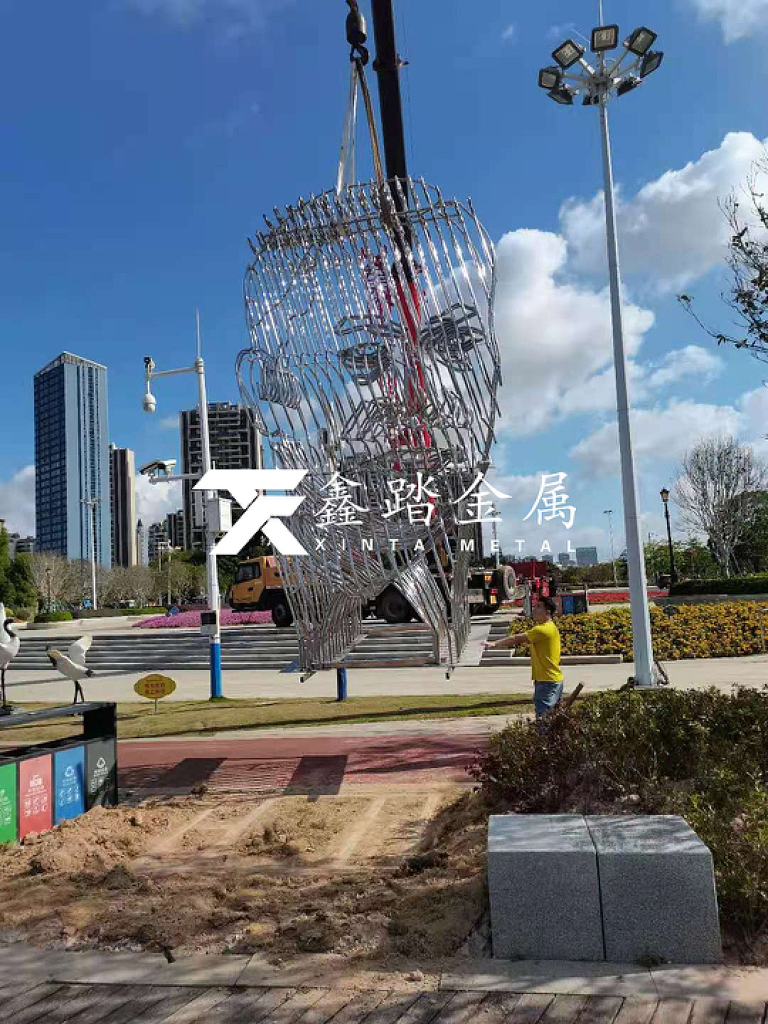 抽象艺术风格不锈钢人物造型小提琴雕塑给城市艺术气息