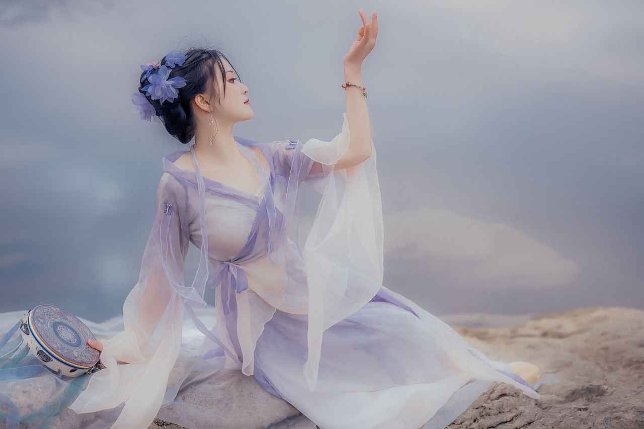 湖畔旁的小仙女