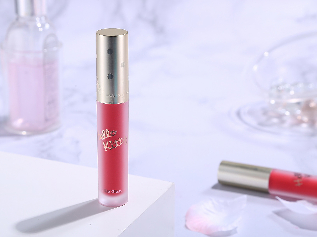 名创优品 | HelloKitty系列唇釉化妆品 |棵立视觉（图ZMTkzMTk4NzE2） - 产品摄影 - 站酷设计师棵立视觉原创素材 - 站酷ZCOOL