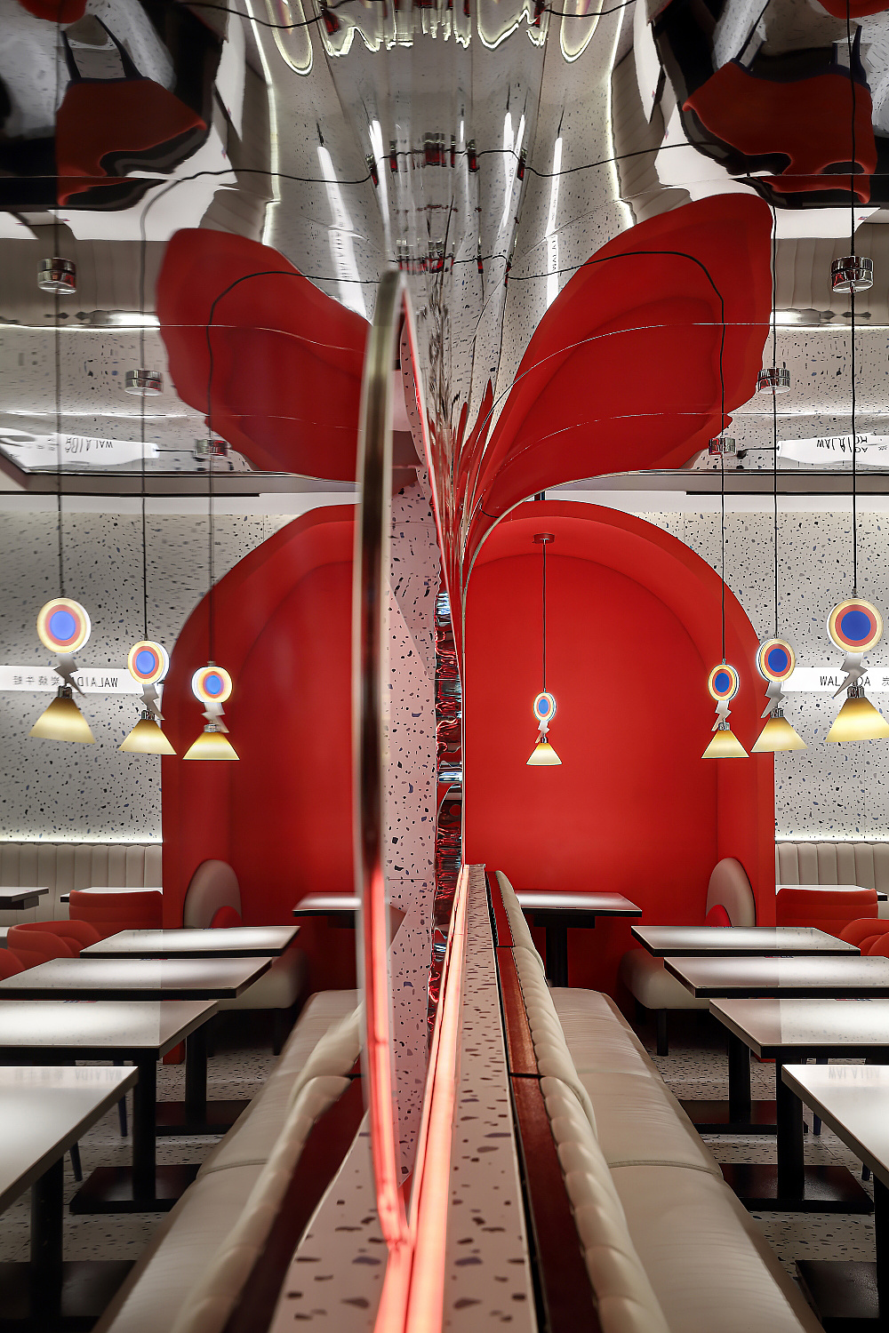 蛙来哒·餐厅设计,红与蓝的碰撞,餐厅秒变情绪空间