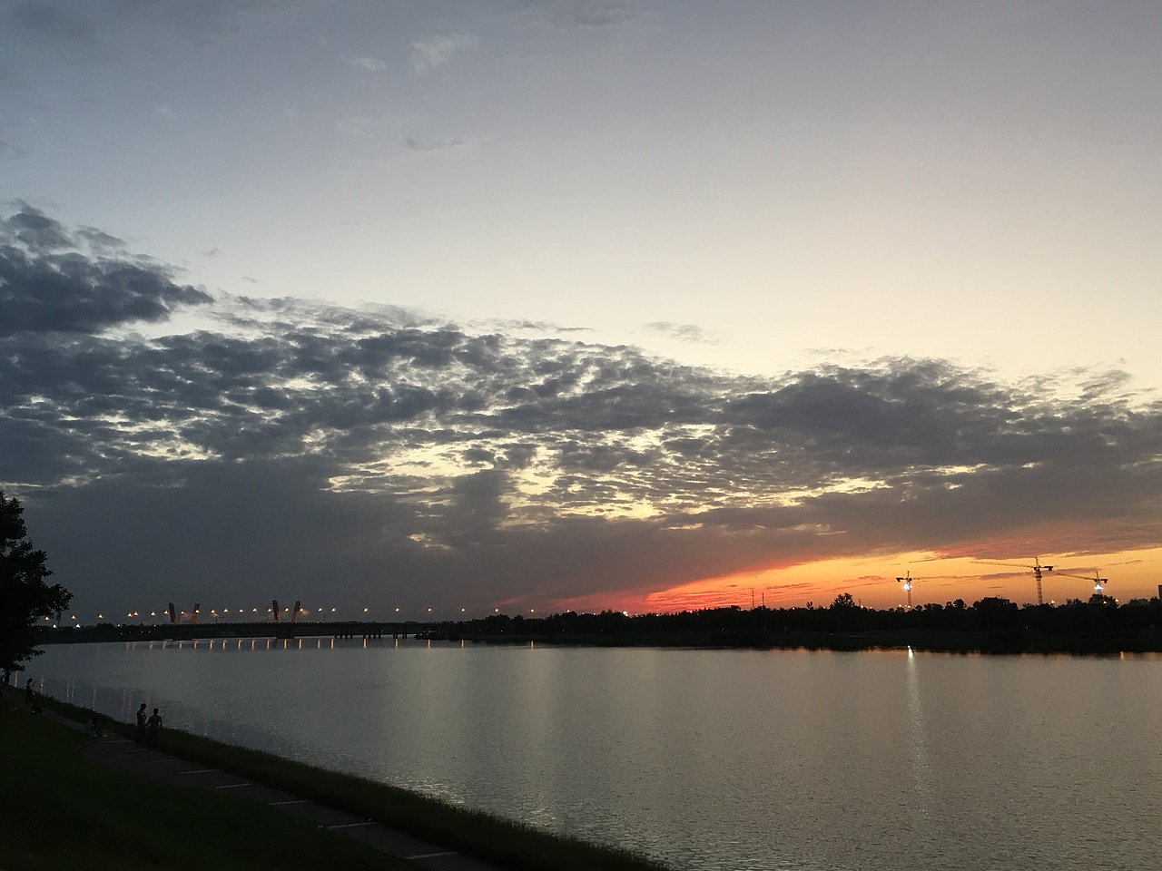 云霞明灭或可睹