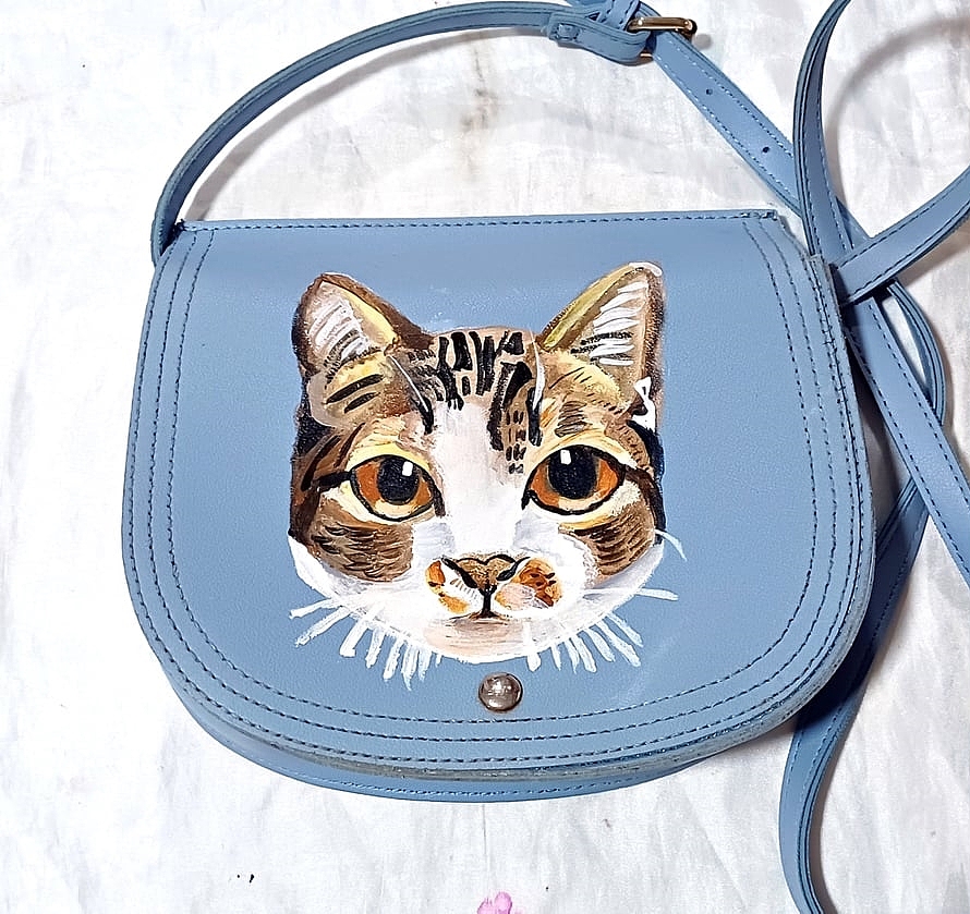 画在皮包上的毛孩