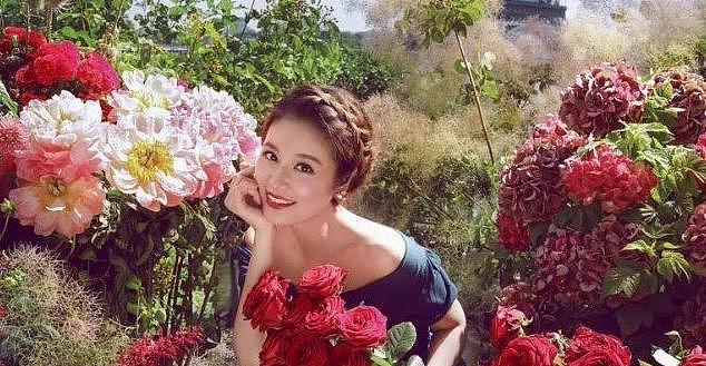 女人亦如花
少年时的青涩纯真<br>成年后的成熟风情<br>中年时的优雅智慧<br>都洋溢着芬芳与美丽<br><br>所以女性应该学会<br>爱自己,爱家人<br>多给自己一些掌声<br>有勇气做最好的自己