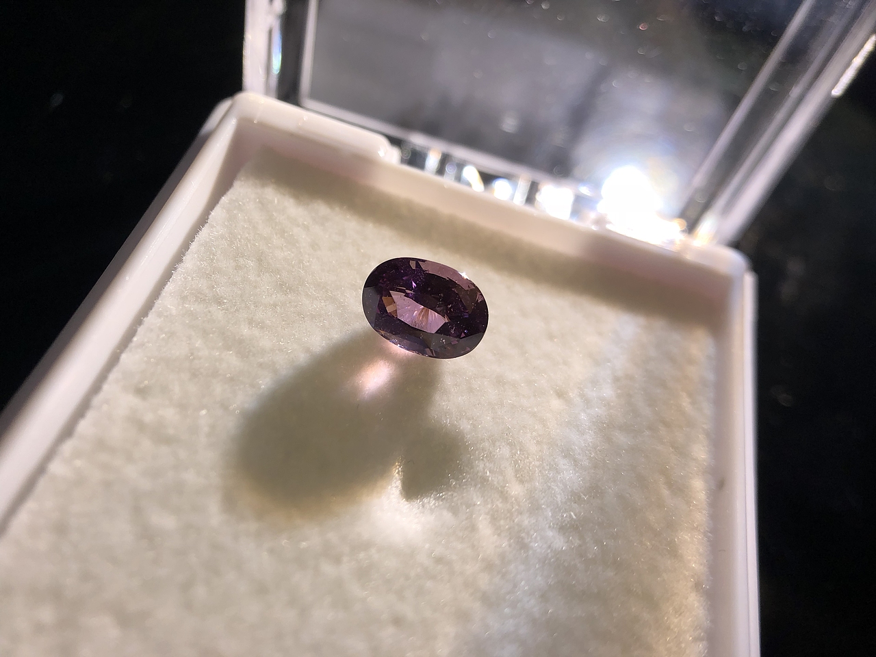 逆光下拍珠寶寶石，無色藍寶石、藍寶石等，沒有閃光燈（圖ZMTE3MzQ0MDE2） - 產品攝影 - 站酷設計師Gavinskywalker原創(chuàng)素材 - 站酷ZCOOL