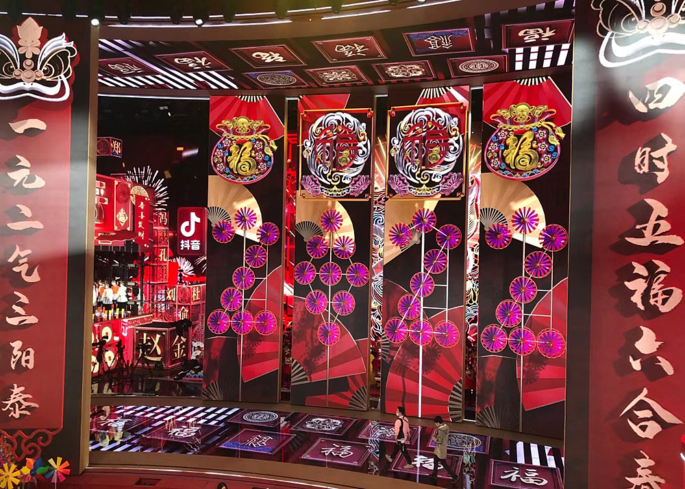 视觉亮点:在裸眼3D区域,精心设计了一个“机关重重”的年味儿“装置”,对联、灯笼、鞭炮纷纷从装置内打开呈现,最特别的是利用透视视觉差,从装置内破屏而出的财神,可谓惊喜不断。