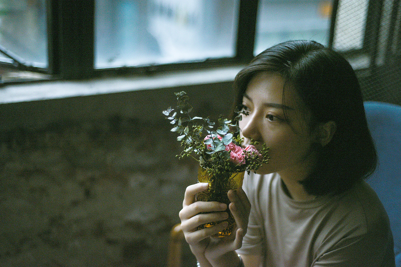 手捧一束花 轻嗅那花香|摄影|人像摄影|少女心的白日梦_原创作品-站酷