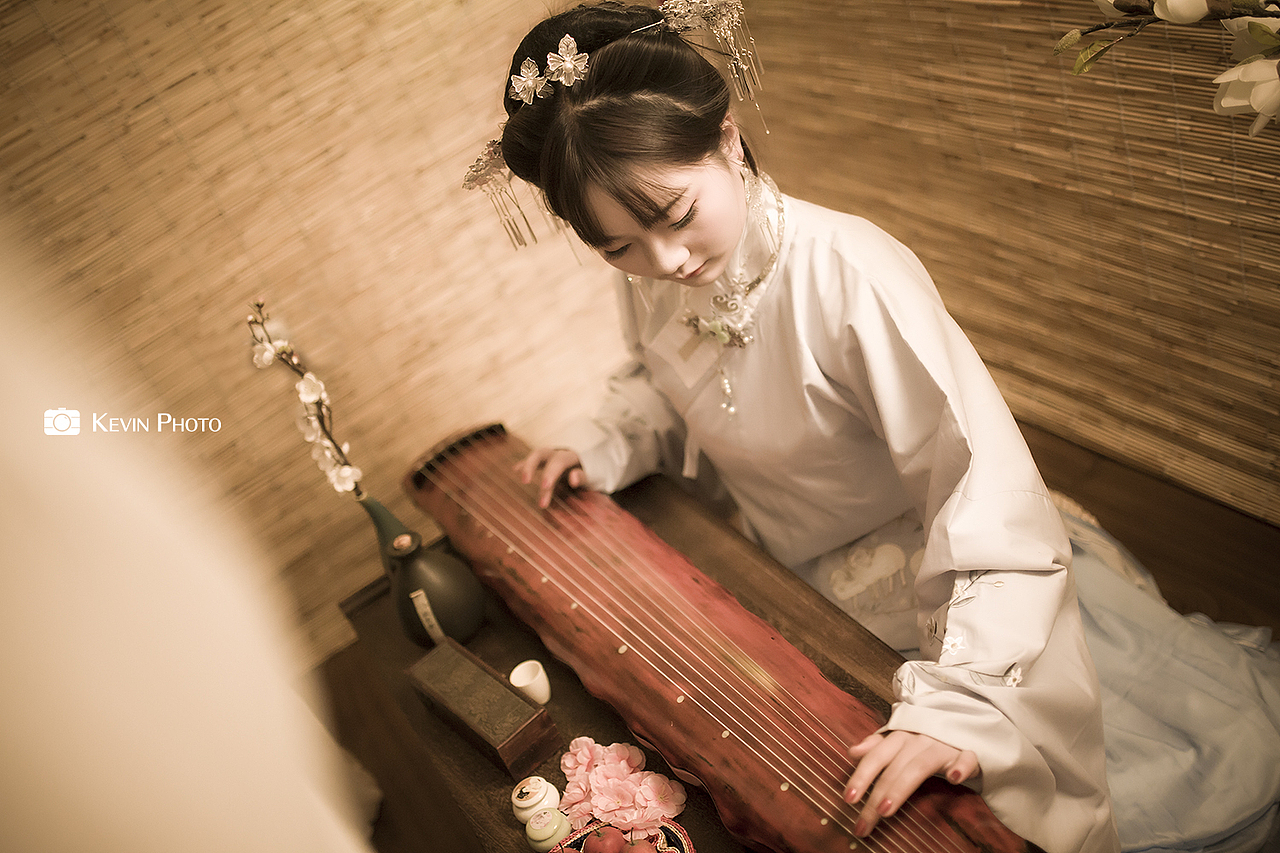抚琴拈花,人生乐事