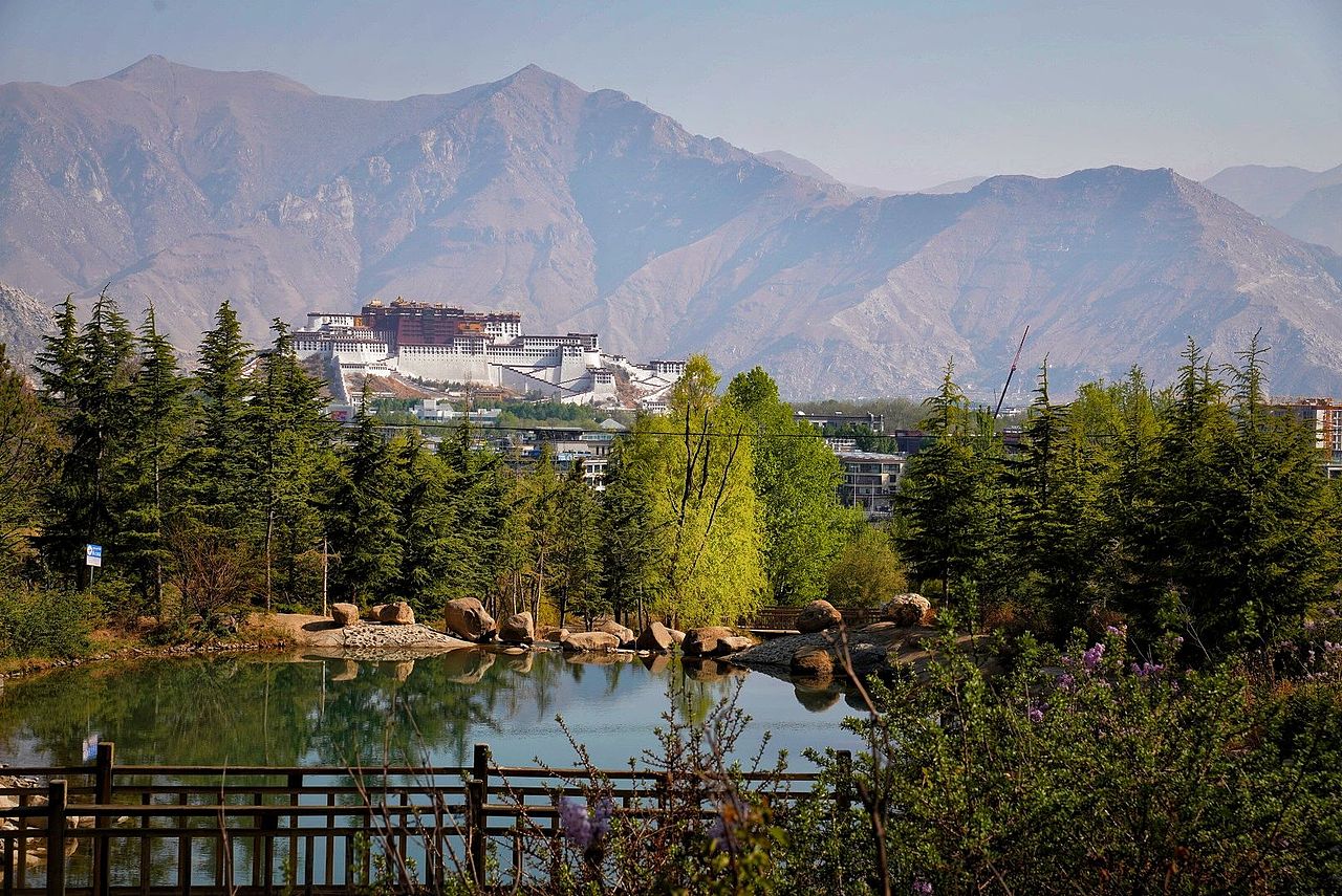 我在拉萨南山公园远眺布达拉宫