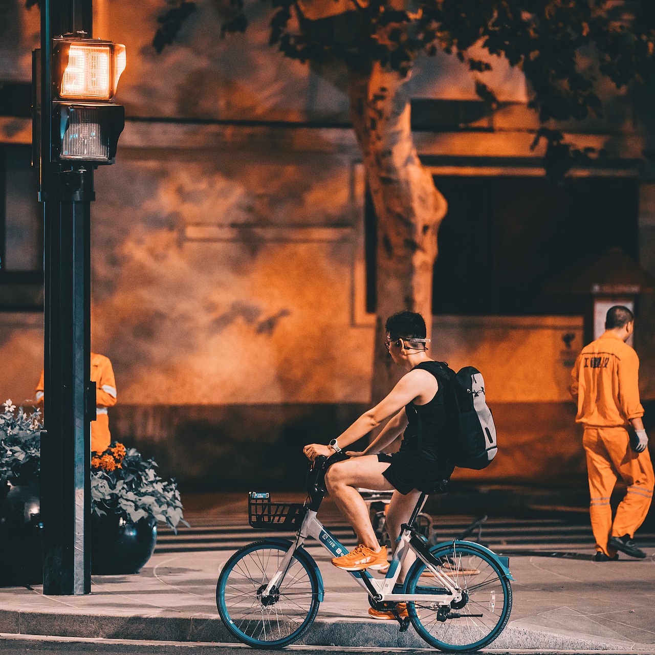 武康路掃街（圖ZMjcwMTU2MTg0） - 人文/紀(jì)實(shí)攝影 - 站酷設(shè)計(jì)師克里空原創(chuàng)素材 - 站酷ZCOOL