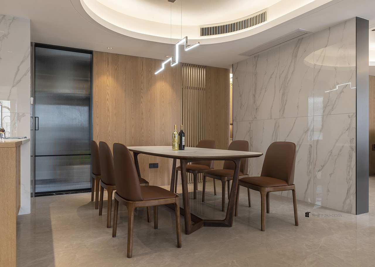 右边的白色瓷砖的墙是两个弧形之间打不掉的承重墙,我们把这个墙做成了一个独立的”片“