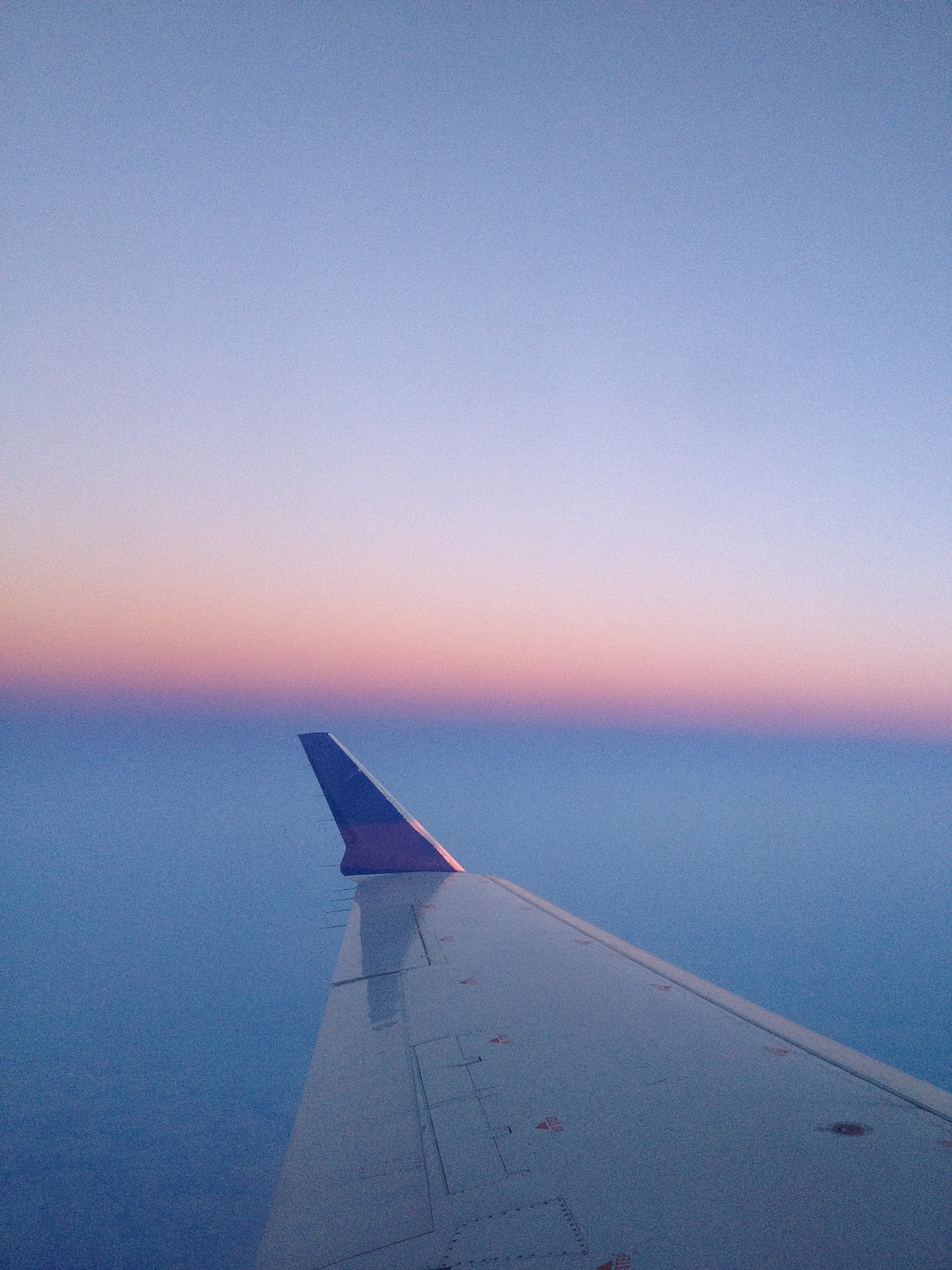 日出,晨曦微光已经渲染半个天空。