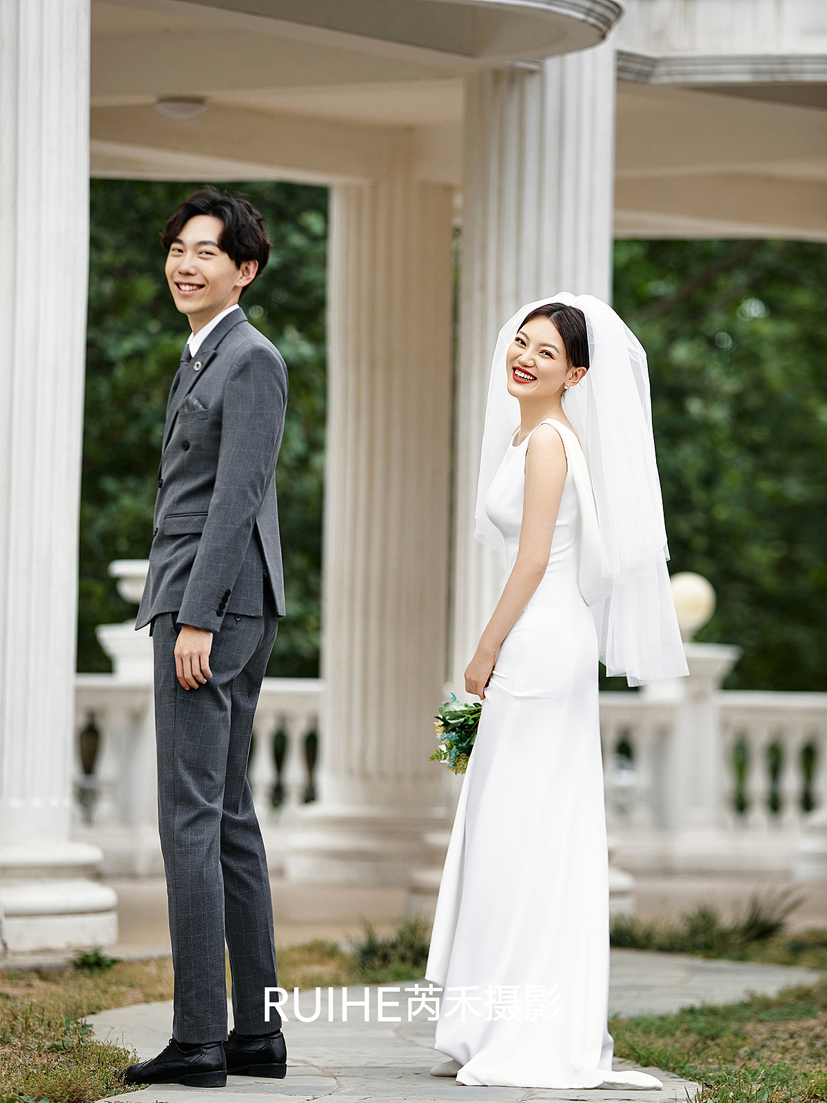 画面中所呈现的状态很真实自然,这婚纱照才有趣