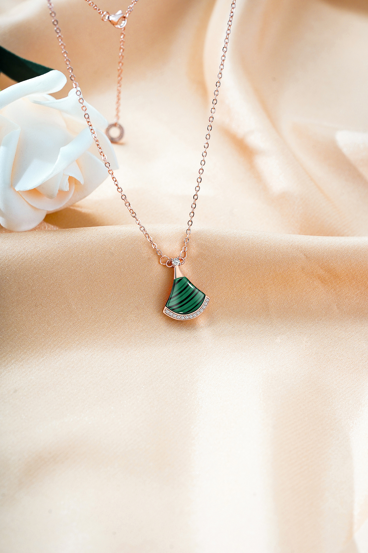 2020年流行饰品之-小裙子项链