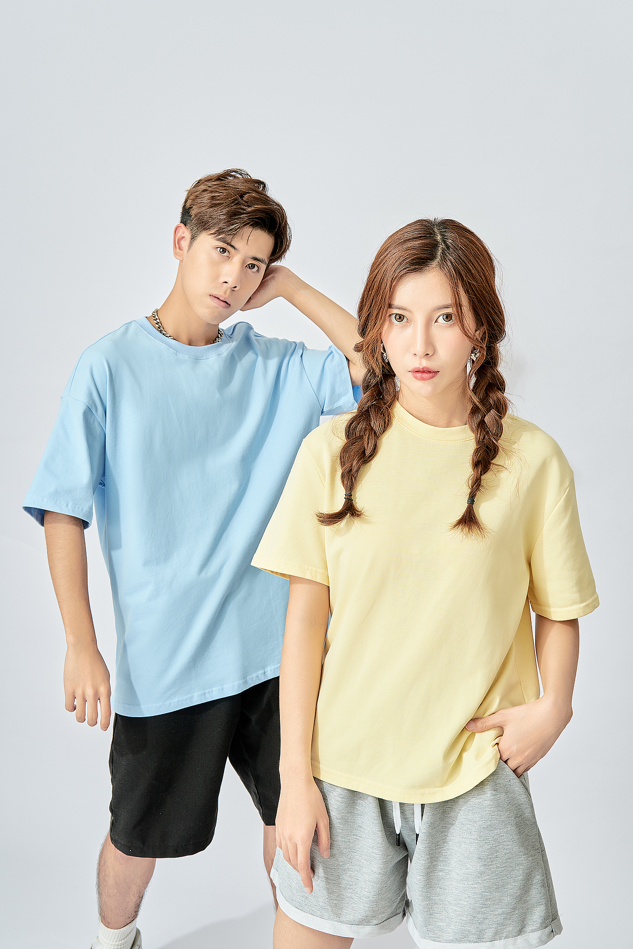 情侣装纯色背景棚拍