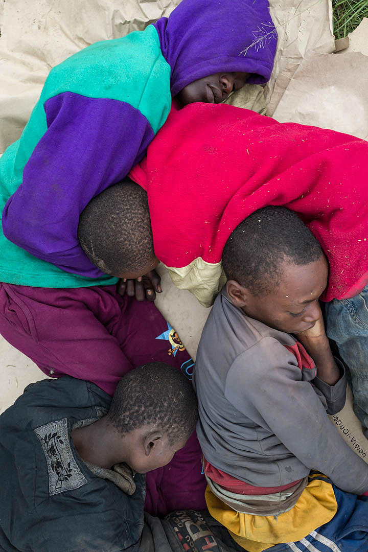 Kenya Glue Kids-肯尼亚贫民窟街头的流浪儿童（图ZNzgxNzMzMDA=） - 人文/纪实摄影 - 站酷设计师杜风彦原创素材 - 站酷ZCOOL