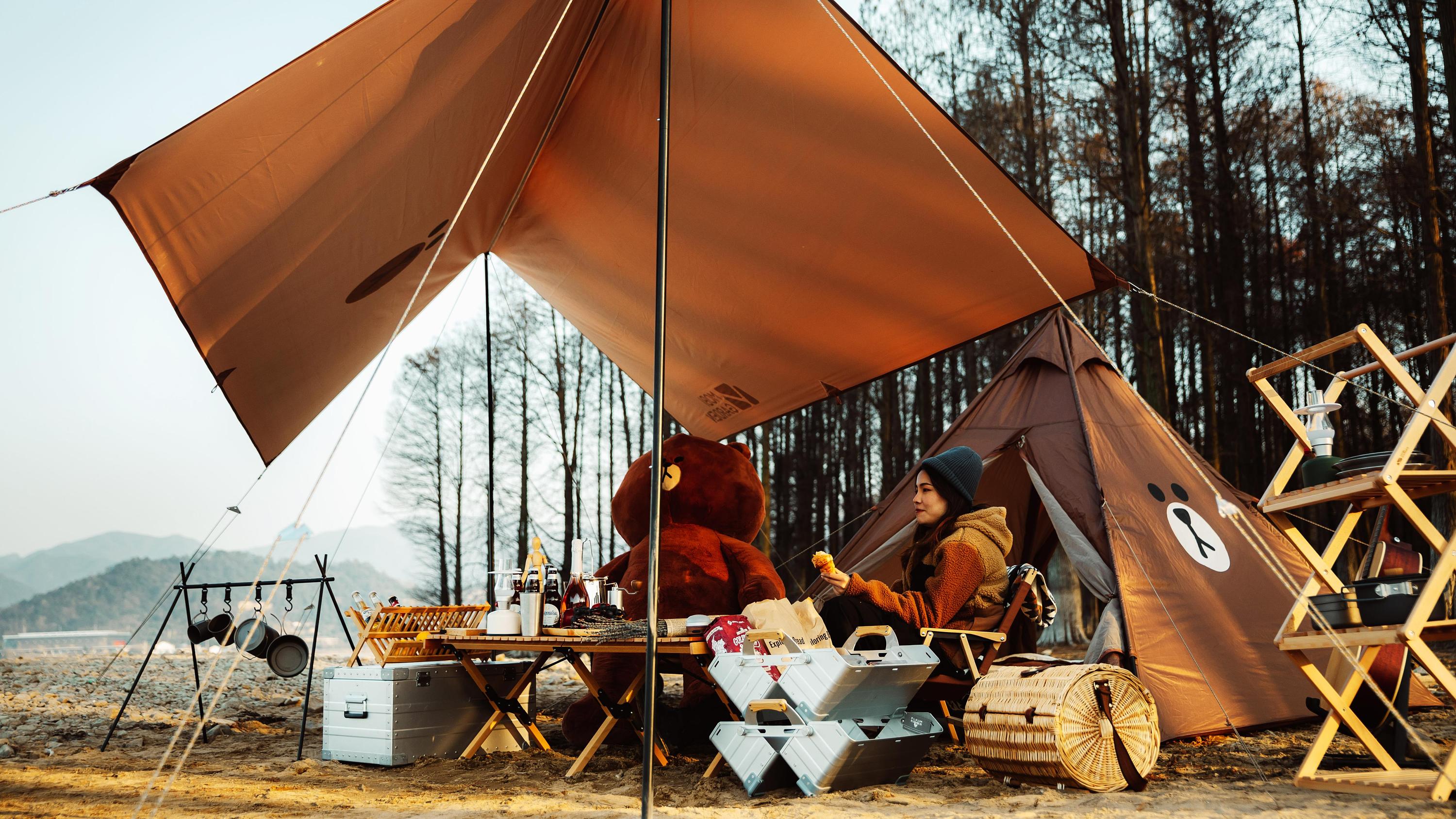 在河边的森林里搭帐篷野营照片摄影图片_ID:305553612-Veer图库