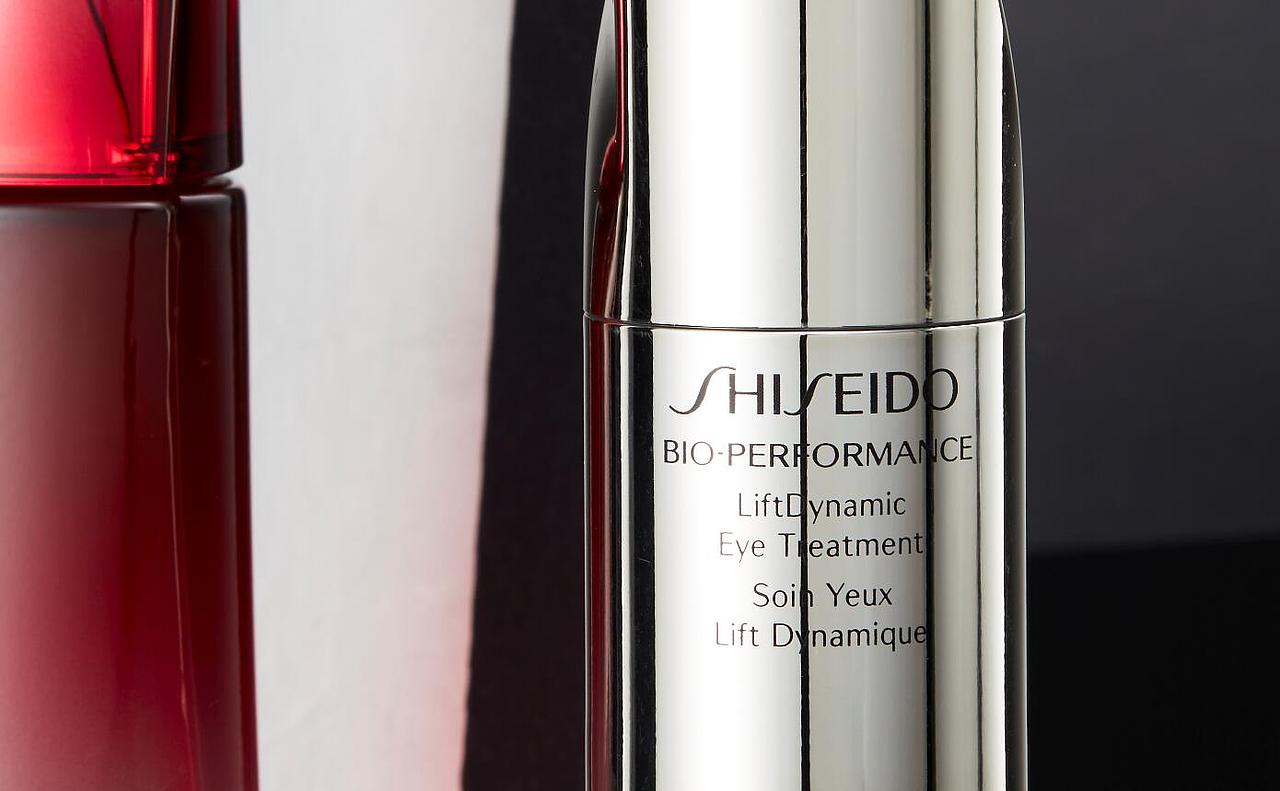 眼霜瓶身局部。