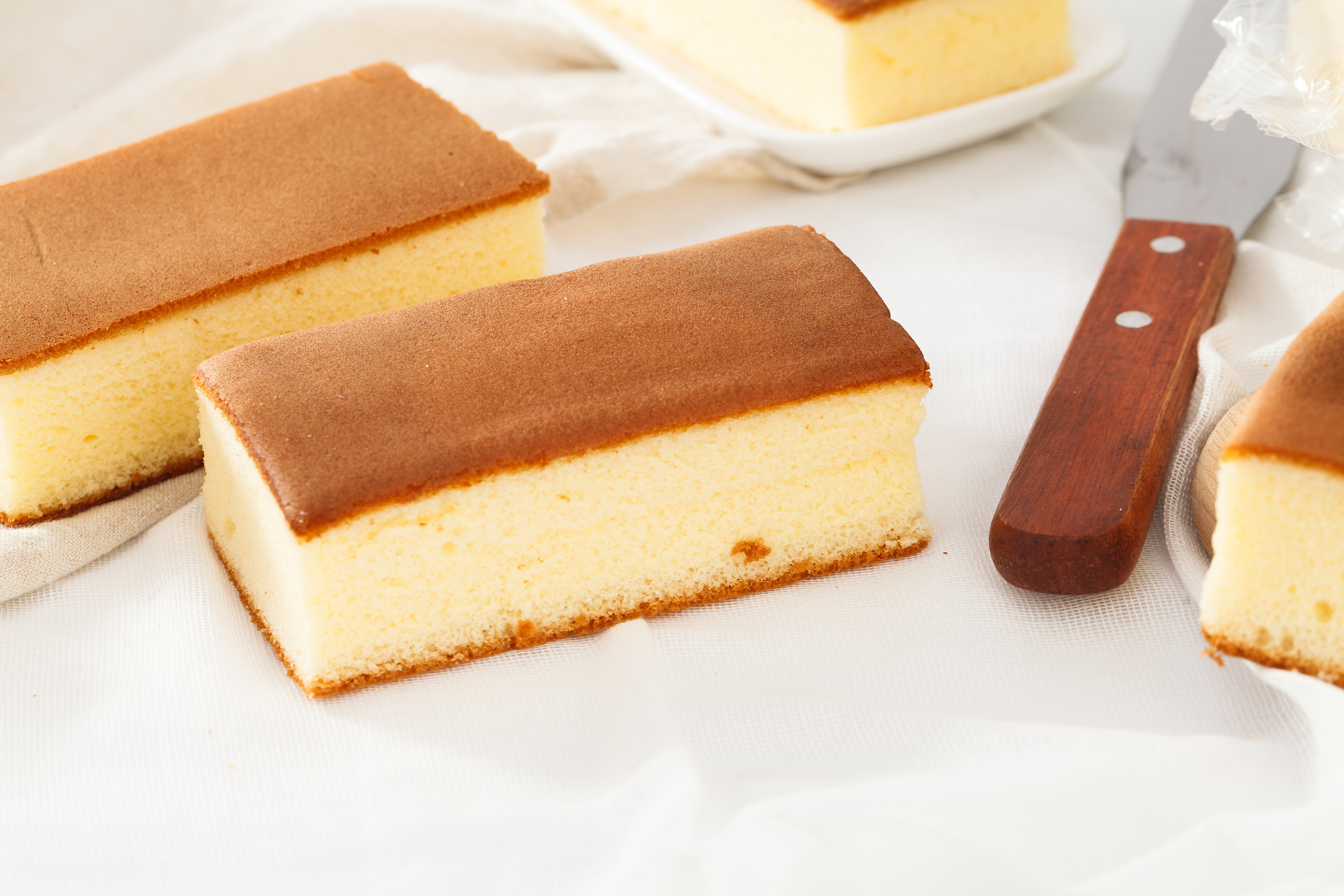 一组随意拍摄日式戚风方蛋糕