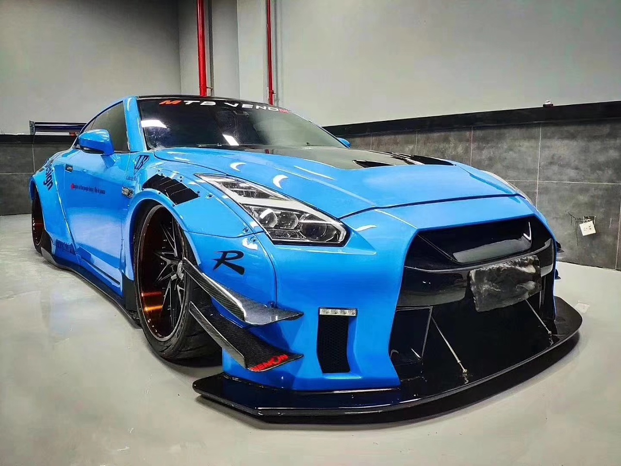 日产gtrr35改装升级lb二代宽体大包围前杠后杠尾翼