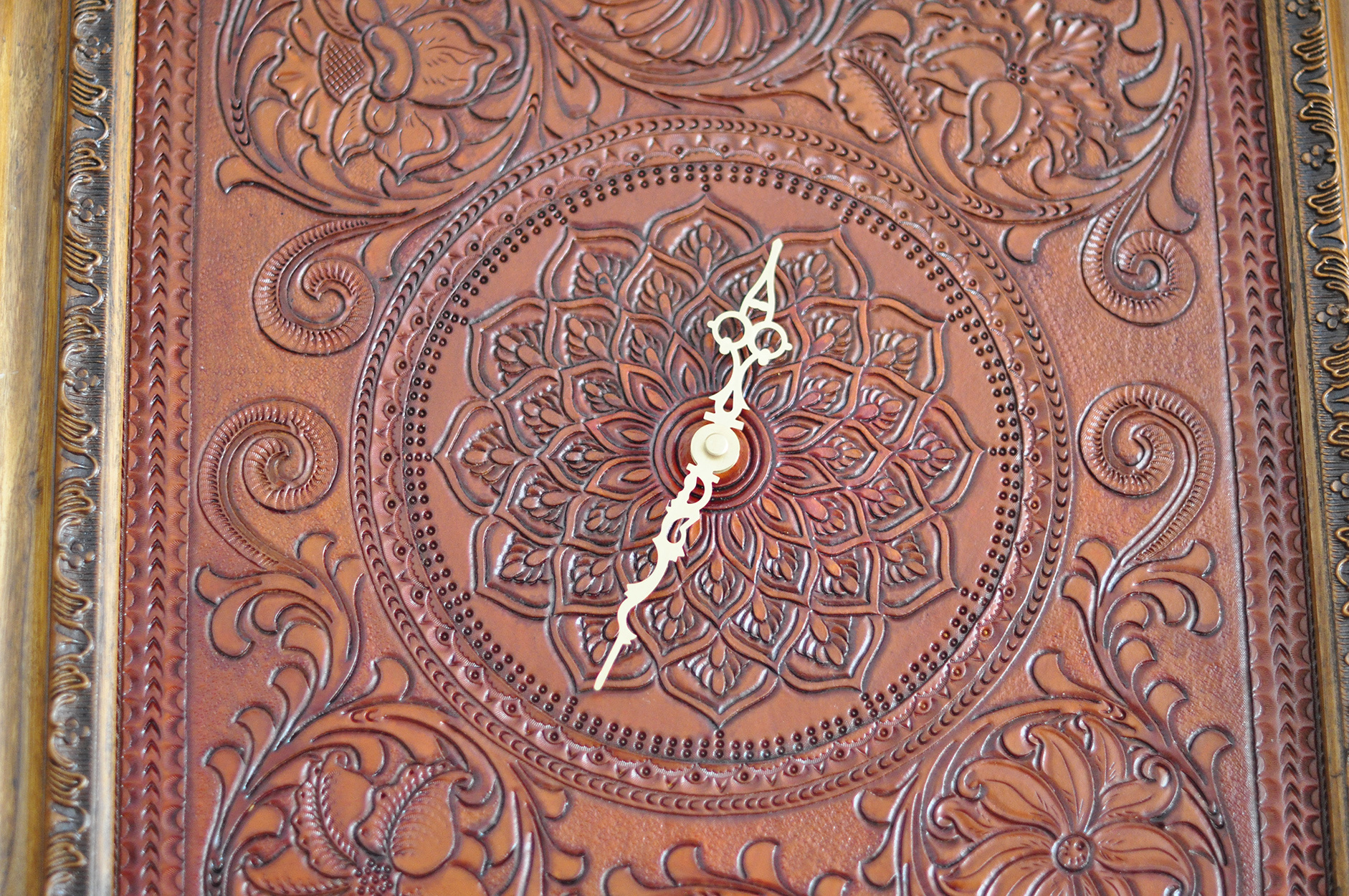 moli皮雕 唐草挂钟