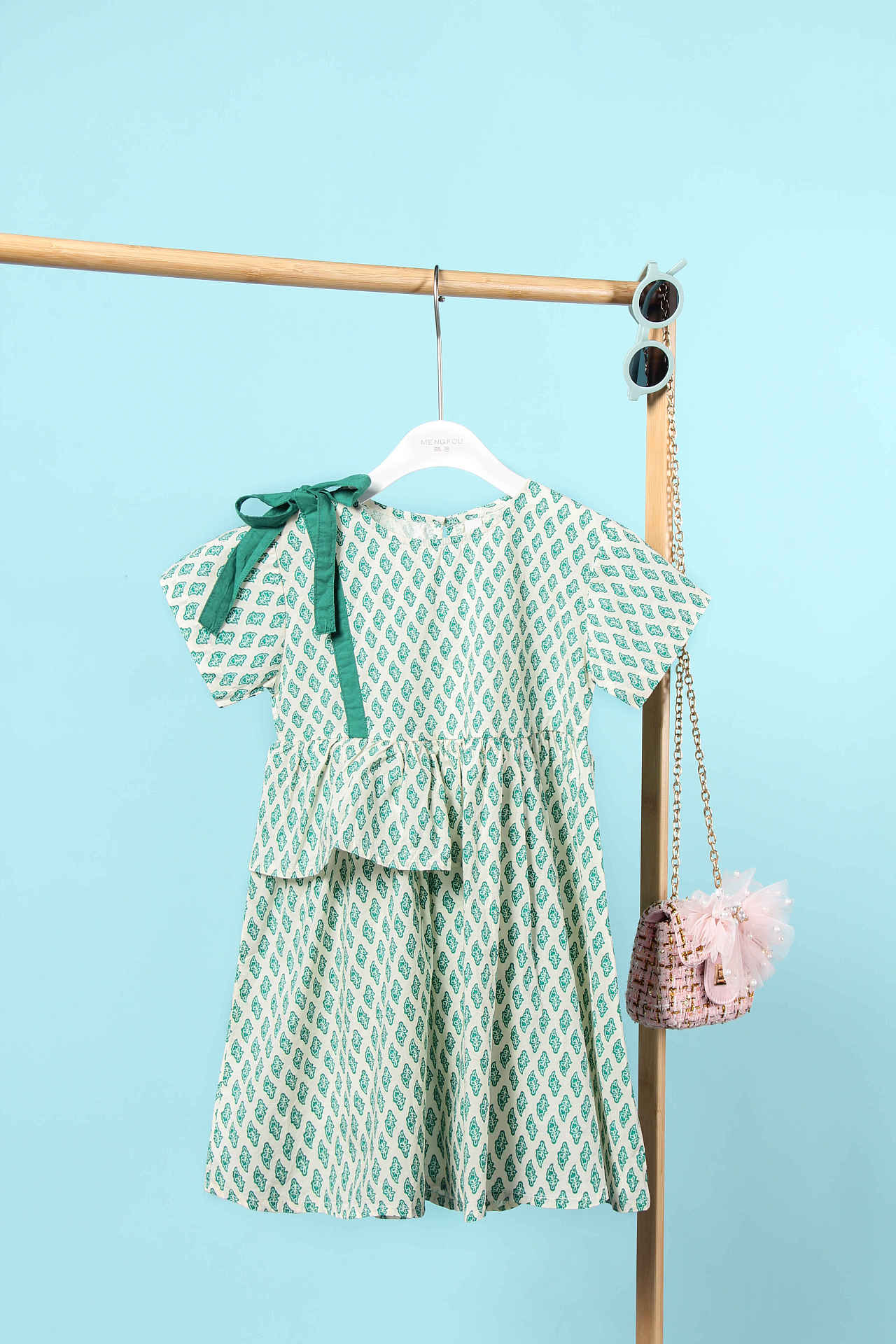 童装挂拍平铺拍摄服装白底图拍摄