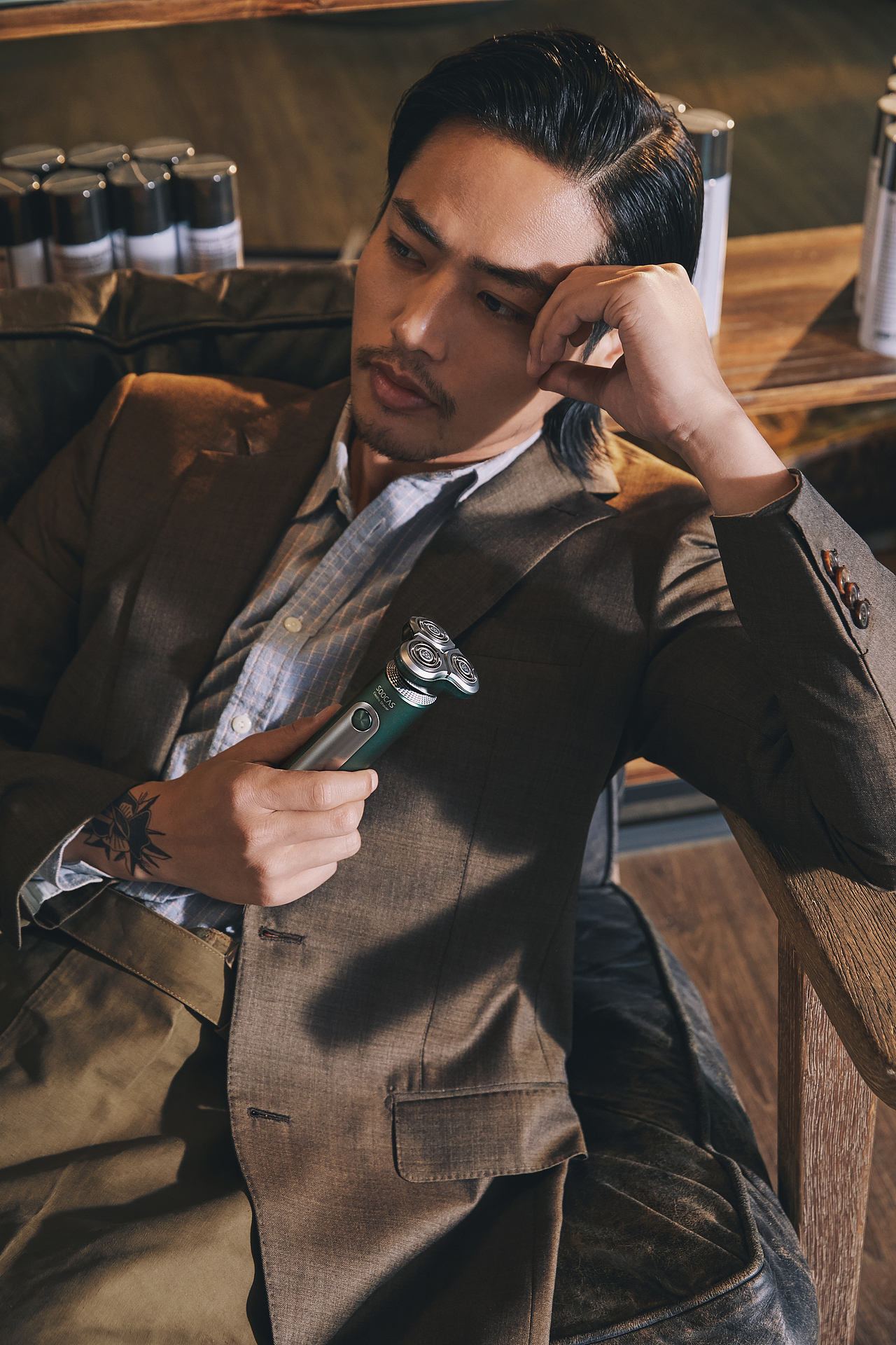 S5 Green With Model（图ZMjMzOTA0NDY4） - 产品摄影 - 站酷设计师摄影师萧十一原创素材 - 站酷ZCOOL