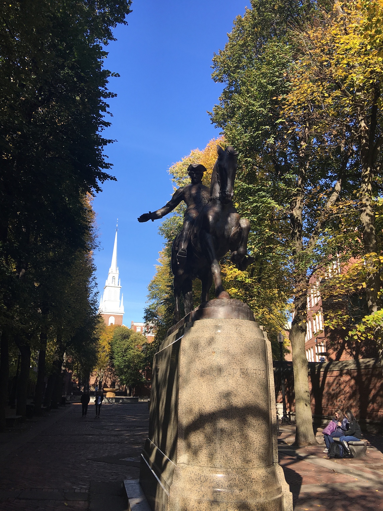 自由之路是波士顿最具历史韵味的一条观光线,道路地面是由红色砖块铺