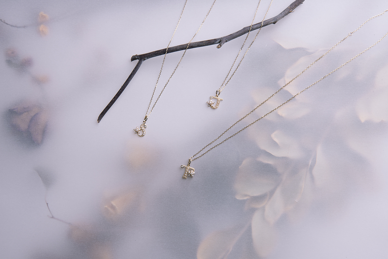 带珍珠的字母项链（图ZMTYxNzY5NDg4） - 产品摄影 - 站酷设计师Dim750原创素材 - 站酷ZCOOL