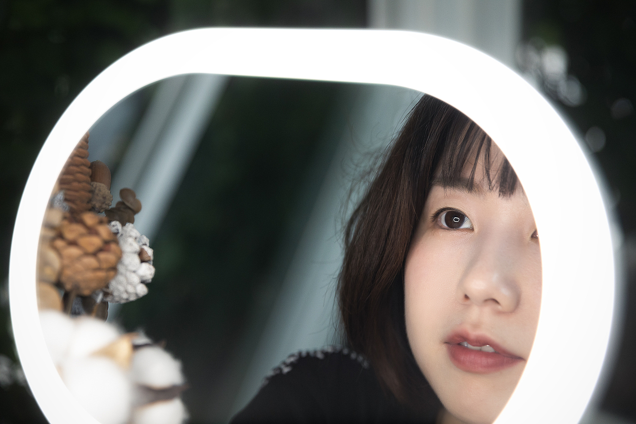 品牌案例丨MOMAX Q.LED3 无线充电蓝牙美妆镜台灯（图ZMTcyNDY0MzU2） - 产品摄影 - 站酷设计师白底图原创素材 - 站酷ZCOOL