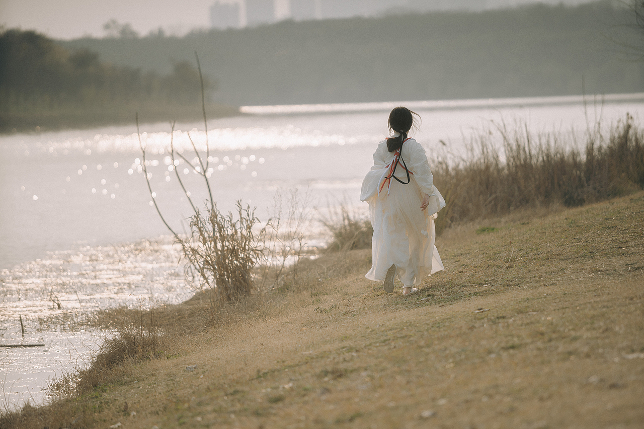 神明少女与樱花于湖