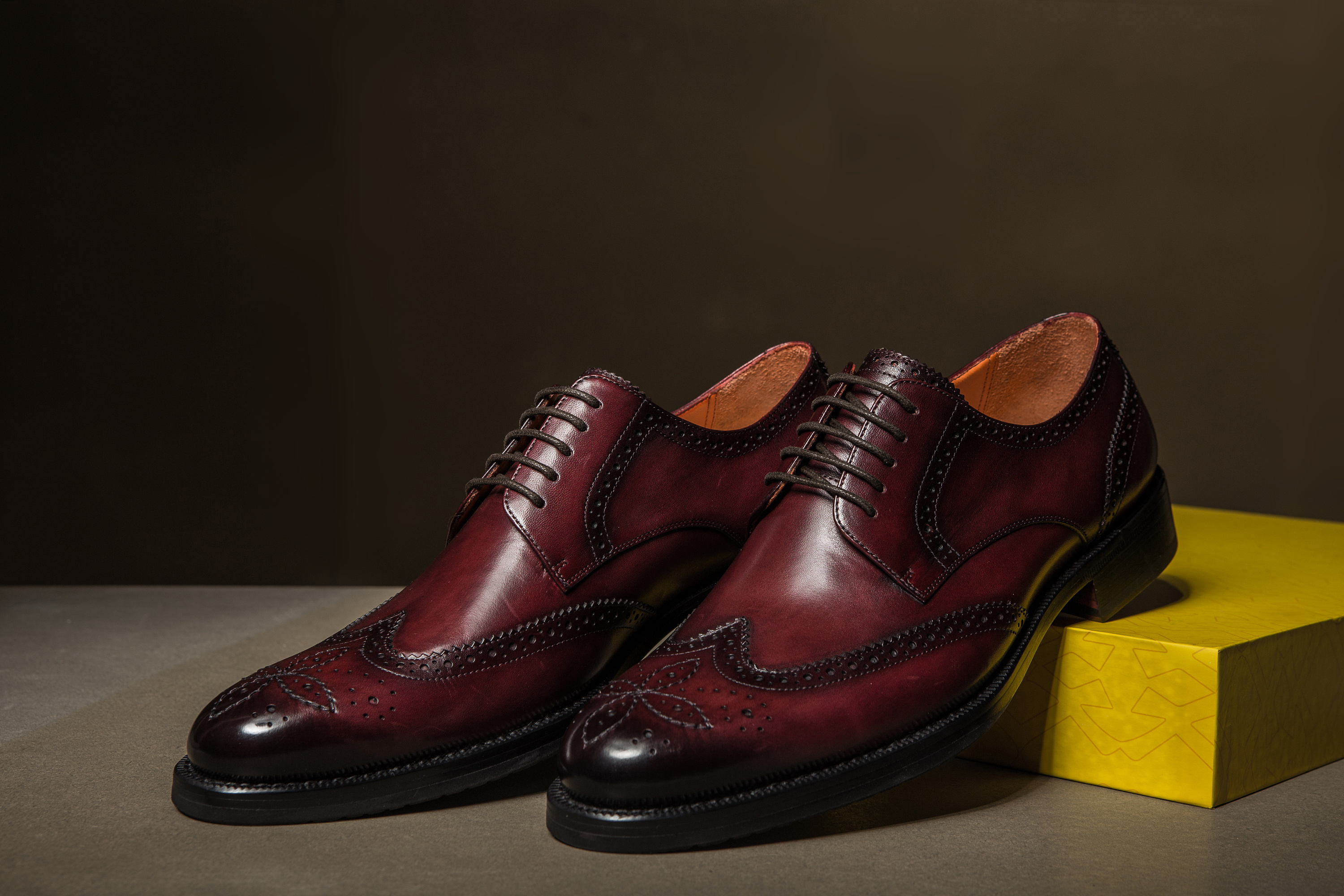 一组皮鞋的创意海报设计鞋中鞋的设计思路