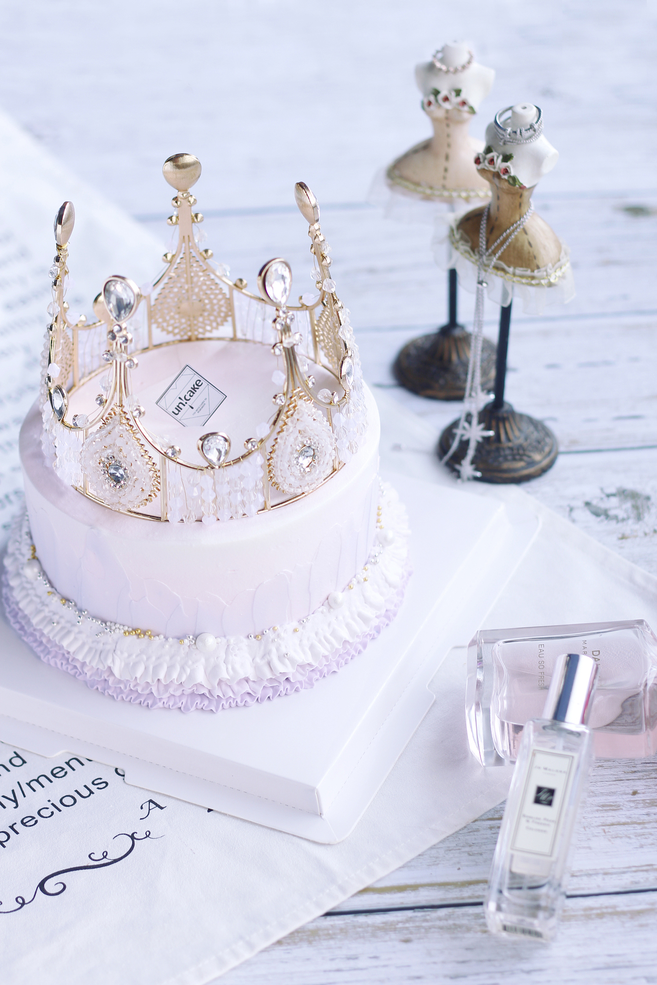 粉红蛋糕与皇冠和礼物在心盒为漂亮的女孩生日派对照片摄影图片_ID:315562200-Veer图库