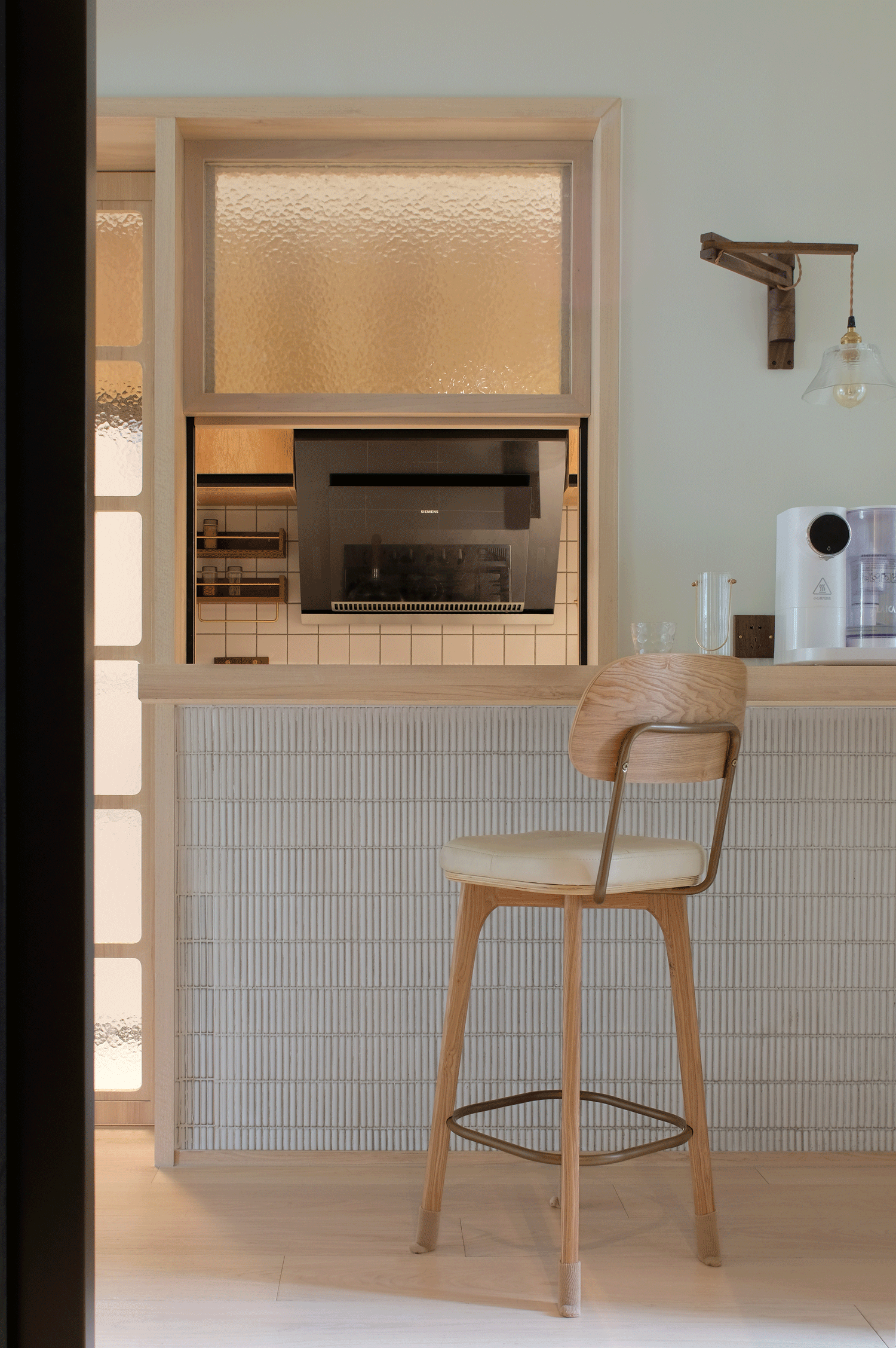 而且效仿了日式商业空间的处理手法,制作一个吧台连接出餐口的设计