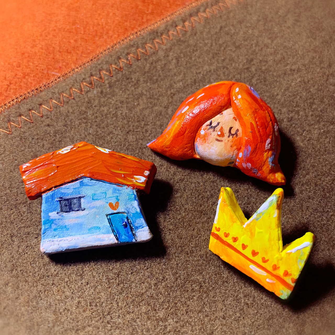 小胸针,材料是超轻石塑粘土+丙烯颜料