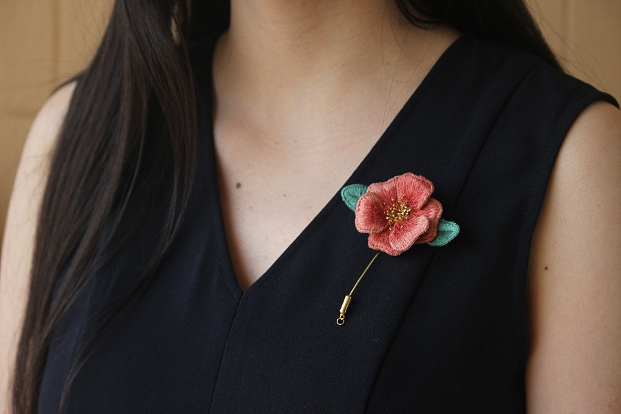 茶花手工刺绣胸针