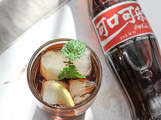 可口可乐经典弧形瓶 静物摄影（个人主页-ZNDU1NzkzNjg=） - 产品摄影 - 站酷设计师黑美区原创素材 - 站酷ZCOOL