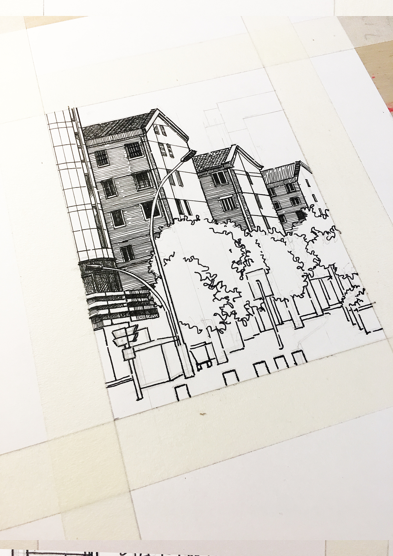 注意几座居民楼的虚实关系,远处楼房适当减少笔墨;三栋楼房如果刻画