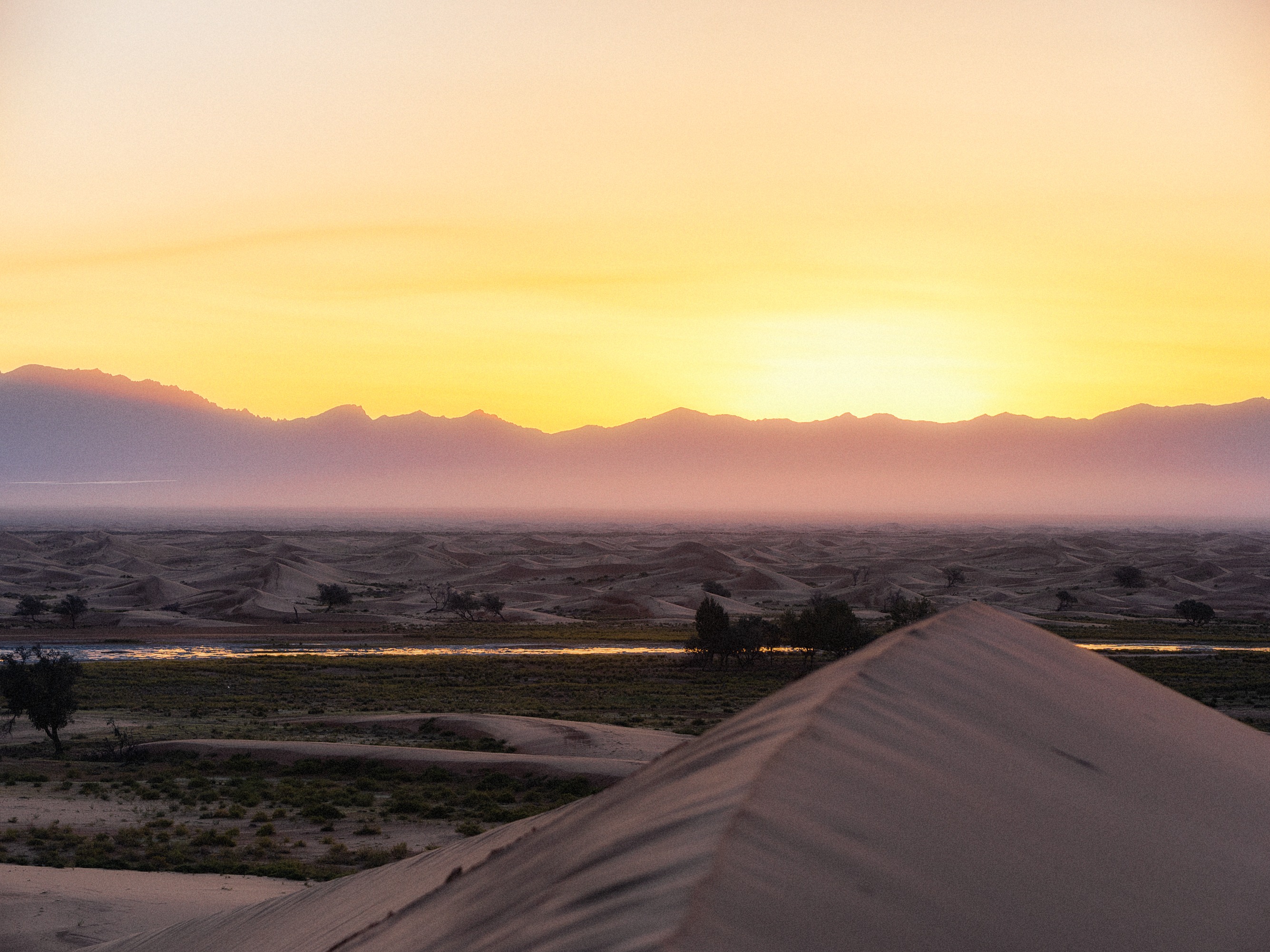 【携程攻略】阿拉善左旗腾格里沙漠景点,腾格里沙漠，是一个半与世隔绝的地方，有无尽的沙漠，晚上能看到美丽…