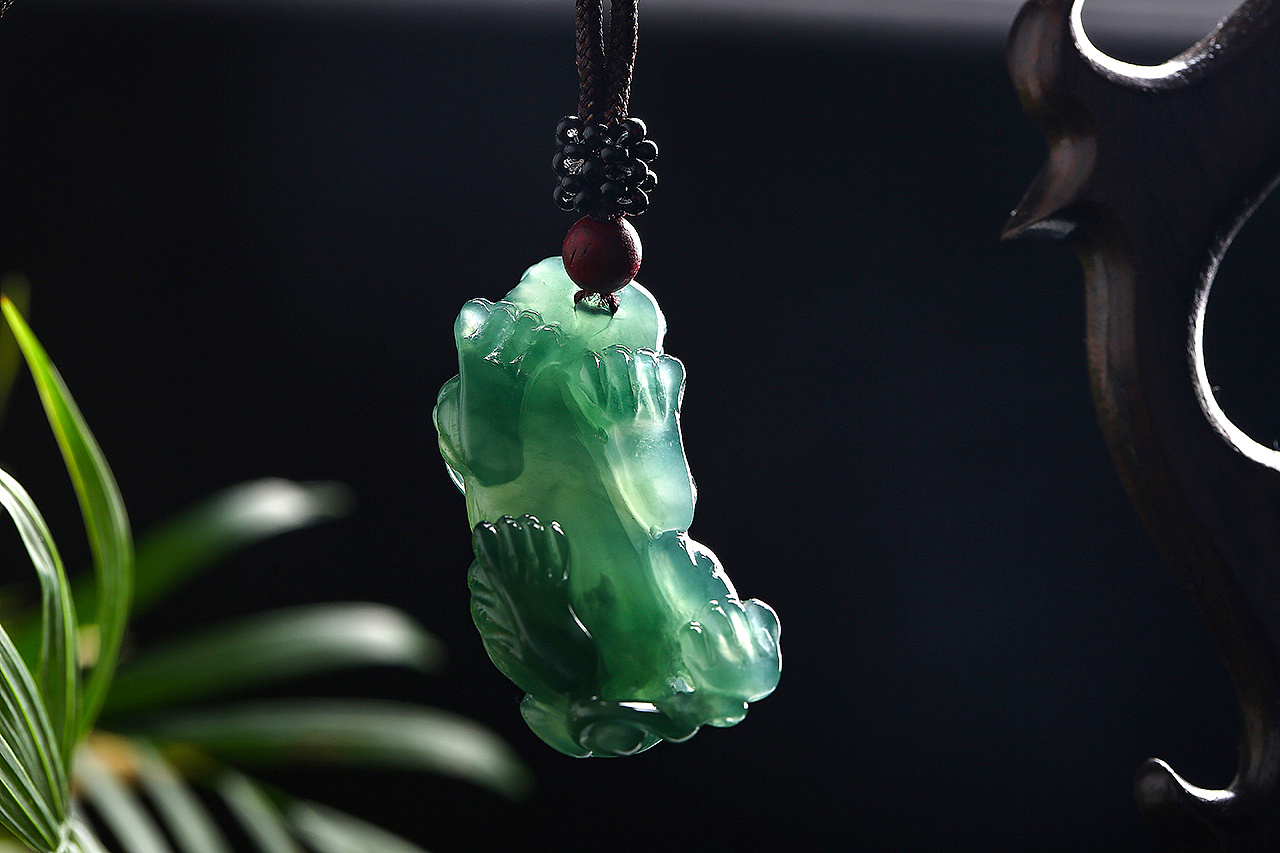 AN EXTREMELY RARE AND EXCEPTIONAL “IMPERIAL GREEN” JADEITE BEAD AND ...