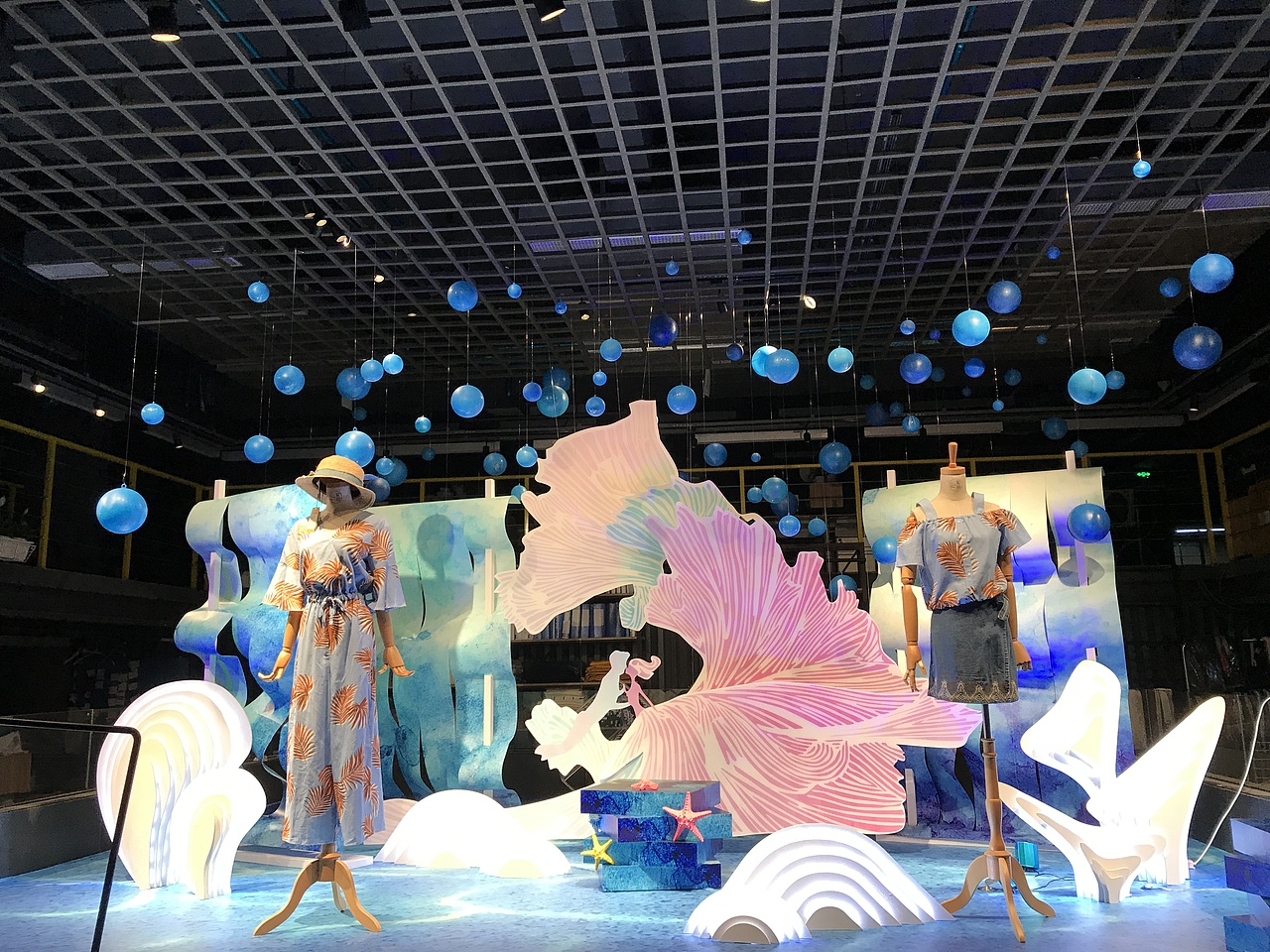 【杭派女装】橱窗（海洋）（图ZMTA1MTQ2NTI4） - 展陈设计 - 站酷设计师场景师Malcolm原创素材 - 站酷ZCOOL