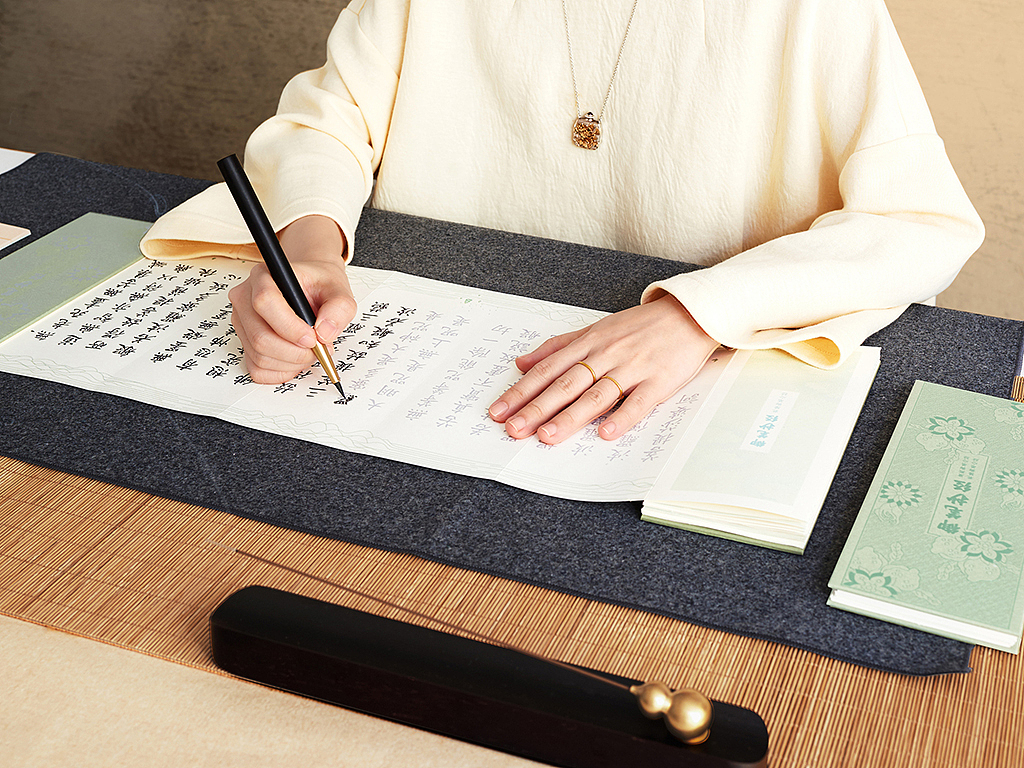 清代宫廷笃信佛教,许多皇帝都有抄经的习惯,其中康熙和乾隆二帝尤为用心。据记载,即便在行军路上,康熙帝也抄写《心经》,乾隆帝更把抄经当作一个固定的仪式。
<br>只是,皇帝抄写的经文,绝大部分珍藏在深宫之中,一般人根本无缘得见。