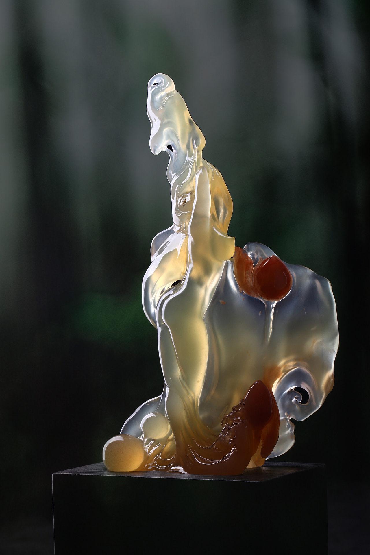 以原石最饱满处雕琢人体，在这有限的材质中雕琢出了人体的饱满圆润，无一丝勉强。极致流畅的线条勾勒美人曼妙曲线，虽是婷婷之态，却在这静中蕴动势，仿佛只是舞蹈中的一个短暂的休止，下一刻将更为热烈。