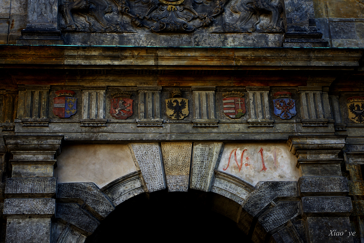 总统府入口处有象征波西米亚的双尾狮徽章