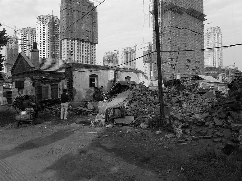 1890年3月31日,光绪帝谕,东三省兴办铁路,将津唐铁路展筑至山海关外,过锦州、新民、至盛京(沈阳)达吉林,再经宁古塔、珲春至图们江中俄交界修筑关东铁路,并从盛京(沈阳)建一条支线到营口。