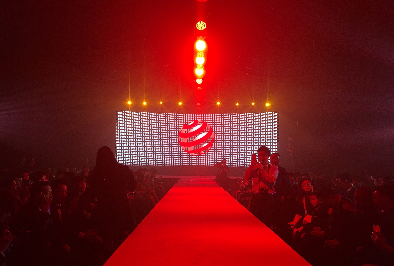 这个作品是我在之前就职的公司垂直空间设计的,也是第一个设计大奖,内心还是有点小激动。
还很是怀念之前一起探讨对设计的看法和认知