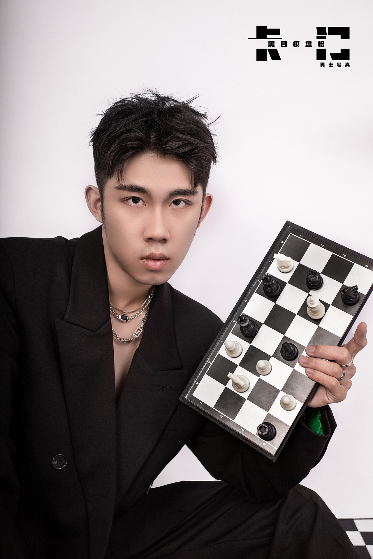 黑白棋盘格元素西装