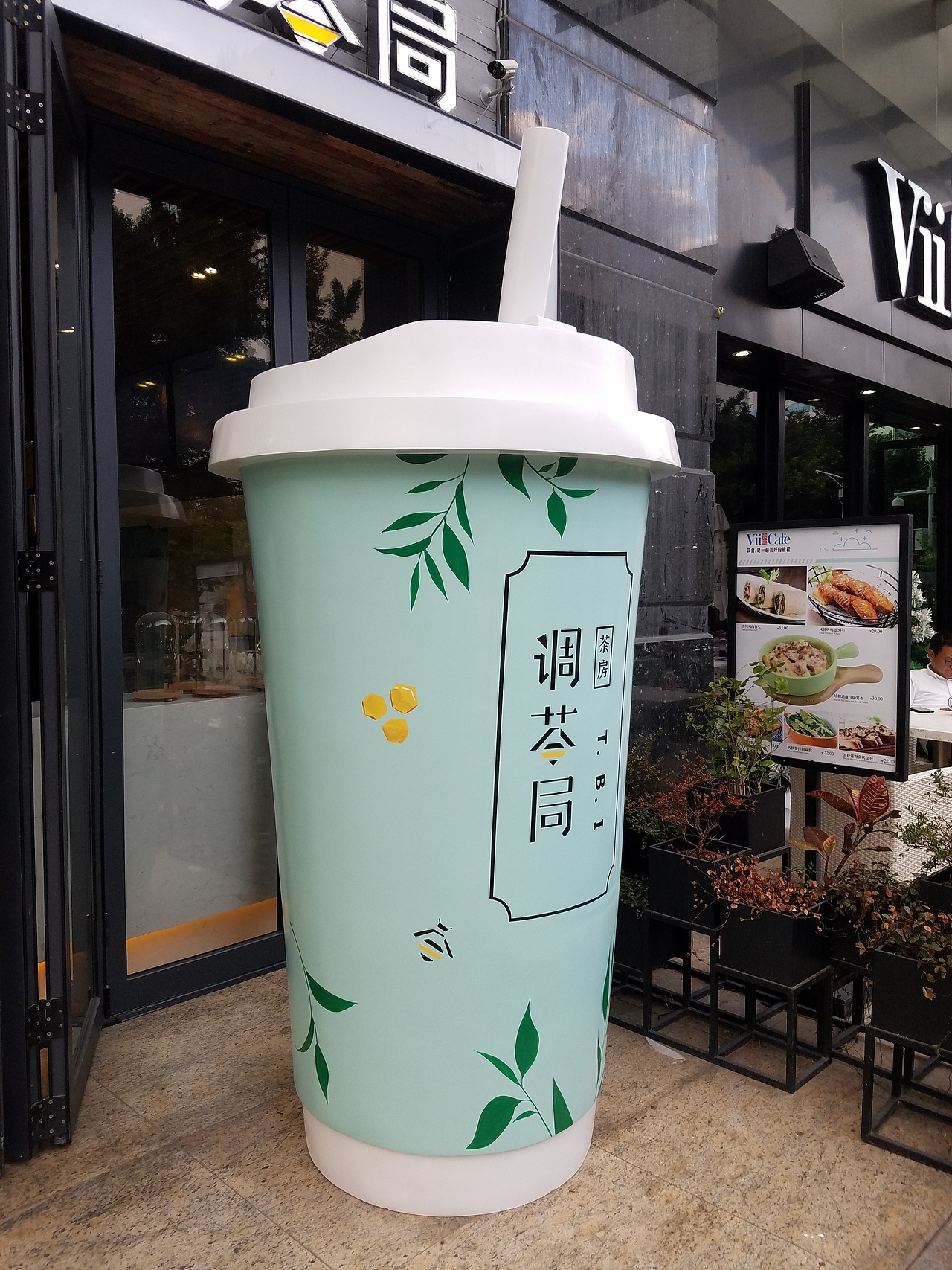 大型定制玻璃钢仿真奶茶杯雕塑杯子瓶子造型摆件