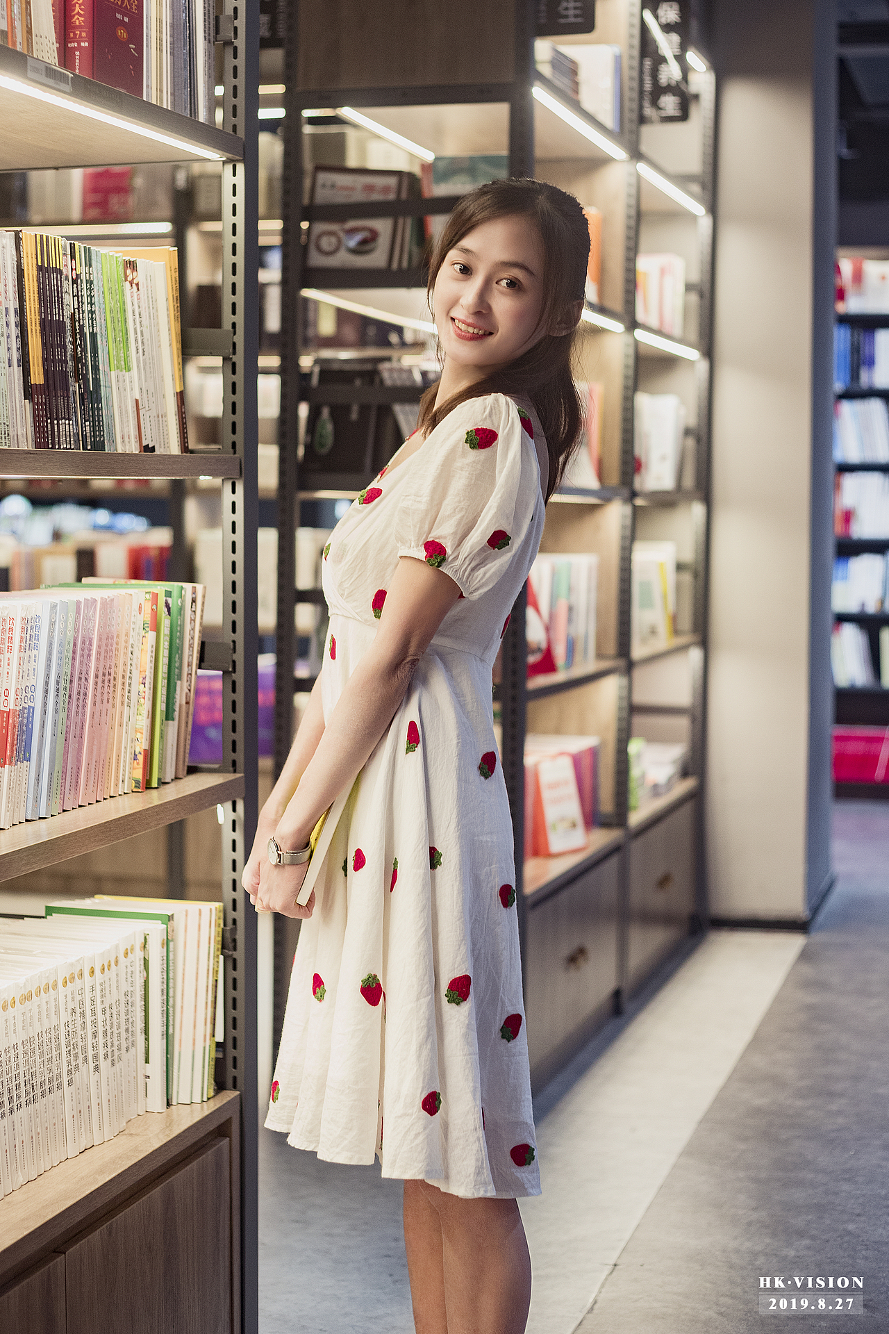 草莓图书馆（图ZMTczODg4MTQ0） - 人像摄影 - 站酷设计师爱逃课的小二郎原创素材 - 站酷ZCOOL