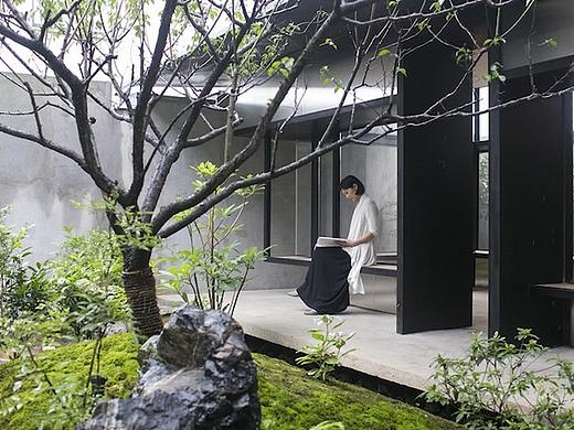 隐身办公大楼旁的宁静-简约透明例园茶室